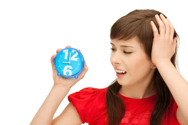 Genç kız holding çalar saat — Stok fotoğraf