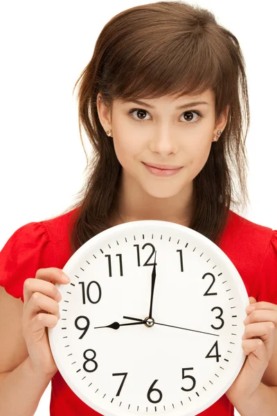 Девочка-подросток держит большие часы — стоковое фото