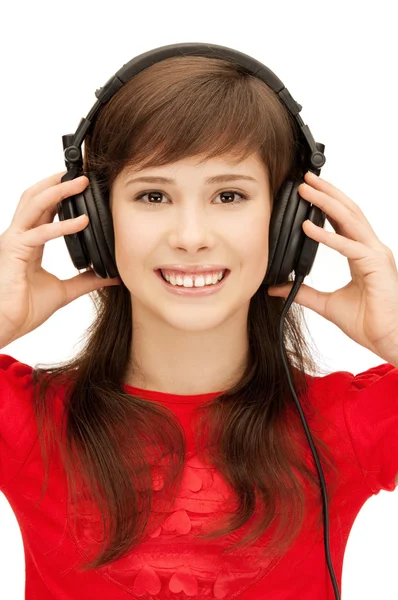 Menina adolescente feliz em fones de ouvido grandes — Fotografia de Stock