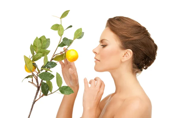 Krásná žena s citronem větvička — Stock fotografie
