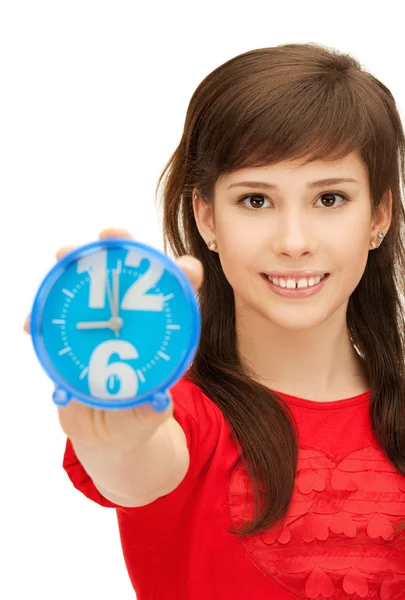 Genç kız holding çalar saat — Stok fotoğraf