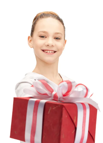 선물 상자와 함께 행복 한 십 대 소녀 — 스톡 사진
