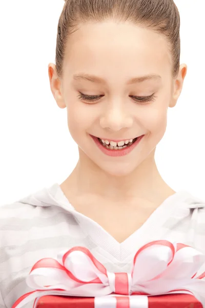 幸せな十代の少女のギフト ボックス — ストック写真