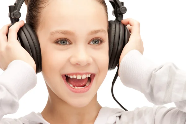 Щаслива дівчина-підліток у великих навушниках — стокове фото