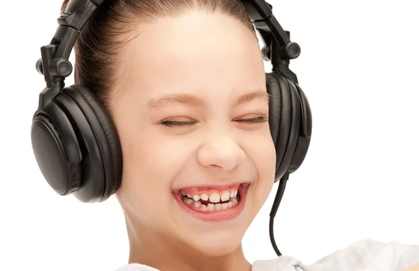 Menina adolescente feliz em fones de ouvido grandes — Fotografia de Stock