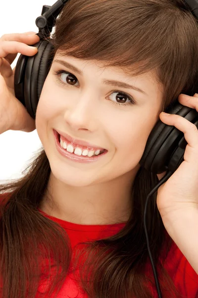 Šťastné dospívající dívka ve velkých sluchátka — Stock fotografie