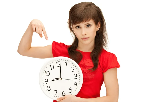 Genç kız holding büyük saat — Stok fotoğraf