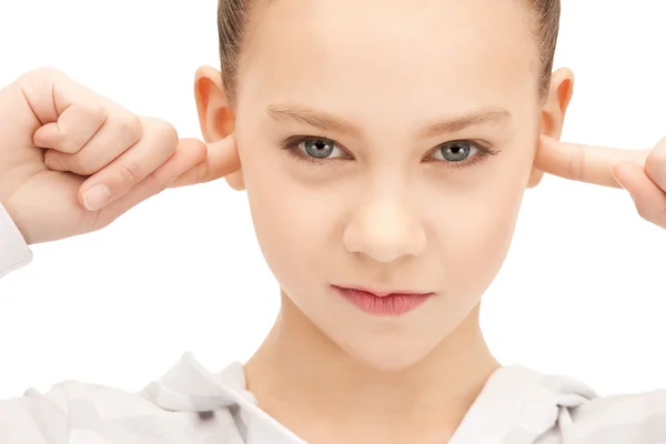 Ragazza adolescente con le dita nelle orecchie — Foto Stock