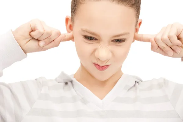 Adolescente com os dedos nos ouvidos — Fotografia de Stock