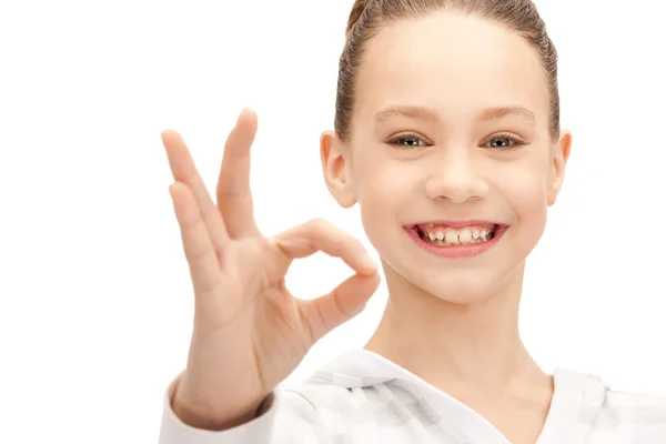 Muchacha adolescente encantadora mostrando signo ok — Foto de Stock
