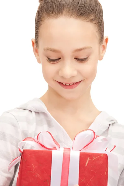 Gelukkig tienermeisje met doos van de gift — Stockfoto