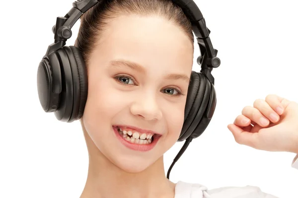 Glückliches Teenager-Mädchen mit großen Kopfhörern — Stockfoto