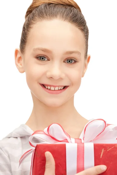 Joyeux adolescent fille avec boîte cadeau — Photo