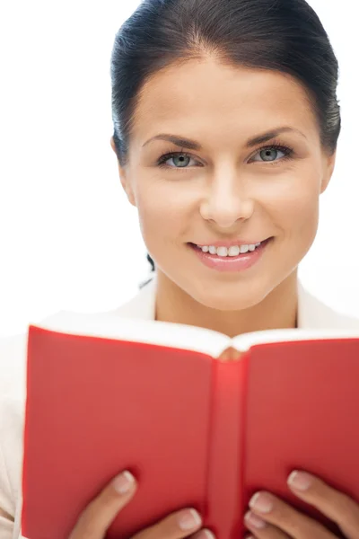 Mulher feliz e sorridente com livro — Fotografia de Stock