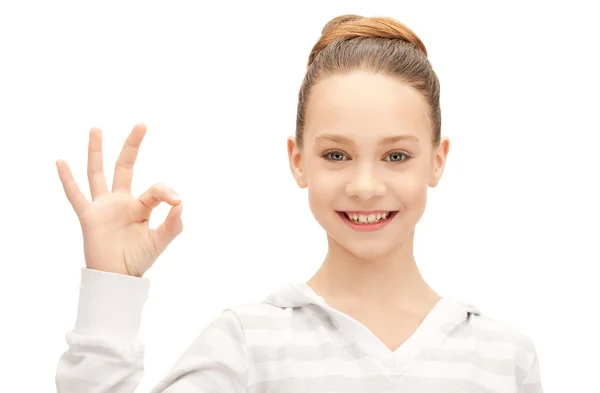 Muchacha adolescente encantadora mostrando signo ok —  Fotos de Stock