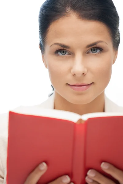 Femme calme et sérieuse avec livre — Photo