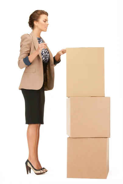 Attraktive Geschäftsfrau mit großen Schachteln — Stockfoto