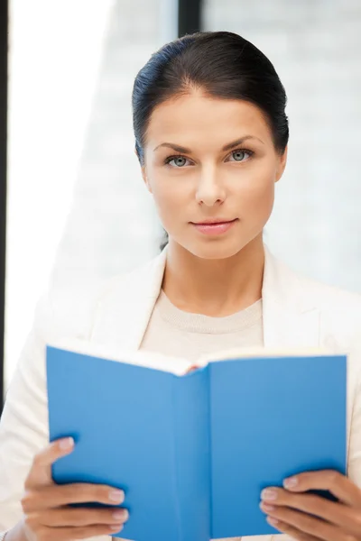Спокойная и серьезная женщина с книгой — стоковое фото
