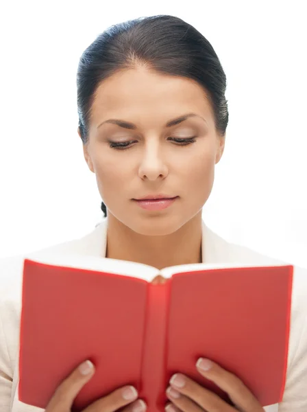 Rustige en ernstige vrouw met boek — Stockfoto