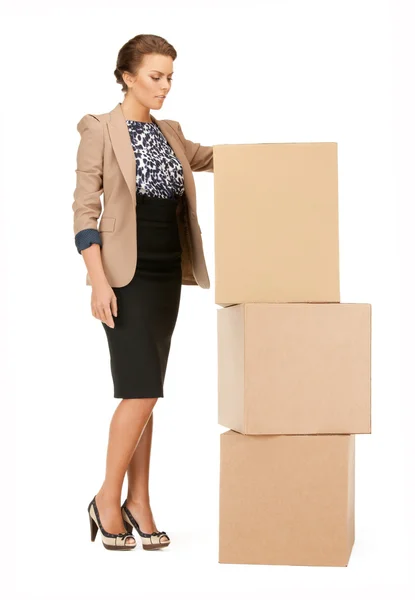 Atractiva mujer de negocios con grandes cajas —  Fotos de Stock