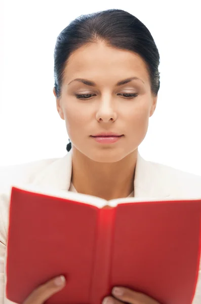 Ruhige und ernsthafte Frau mit Buch — Stockfoto