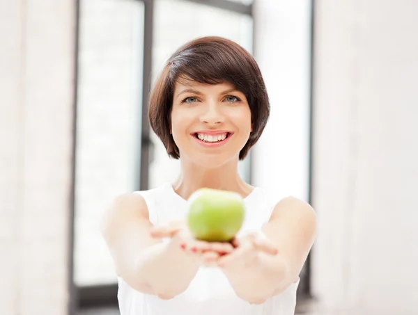 Prachtige huisvrouw met groene apple — Stockfoto