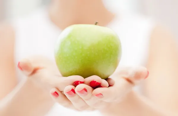 Yeşil elma ile eller — Stok fotoğraf