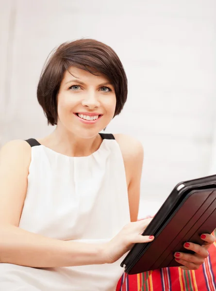 Щаслива жінка з планшетним комп'ютером — стокове фото