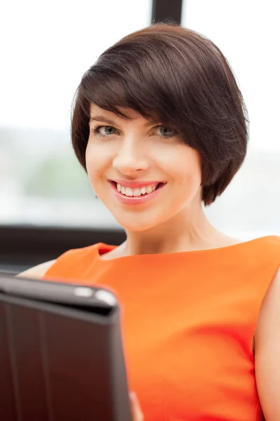 Tablet pc 计算机的幸福女人 — 图库照片