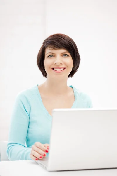 노트북 컴퓨터와 함께 행복 한 여자 — 스톡 사진