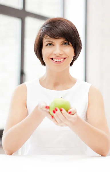 Härliga hemmafru med grönt äpple — Stockfoto