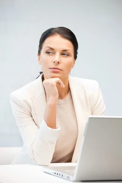Mujer pensativa con ordenador portátil —  Fotos de Stock
