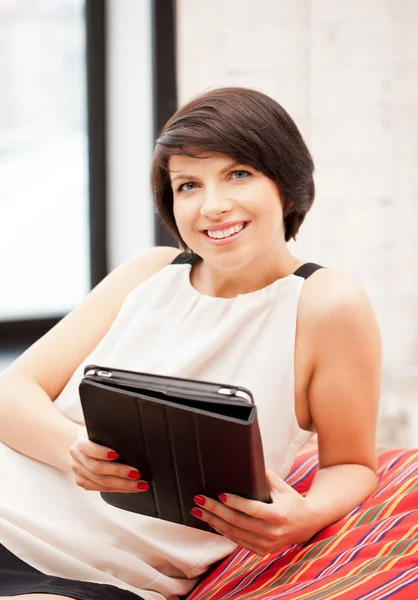 Glad kvinna med tablet pc-dator — Stock fotografie