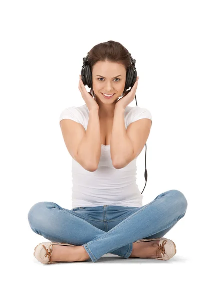 Chica adolescente feliz en auriculares grandes —  Fotos de Stock