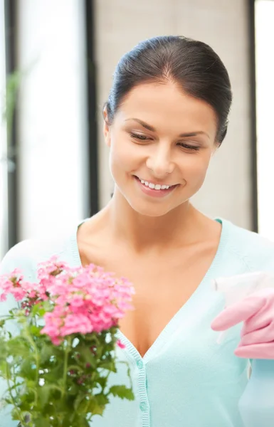 Schöne Hausfrau mit Blume — Stockfoto