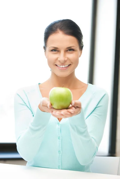 Krásná žena v domácnosti s zelené jablko — Stock fotografie