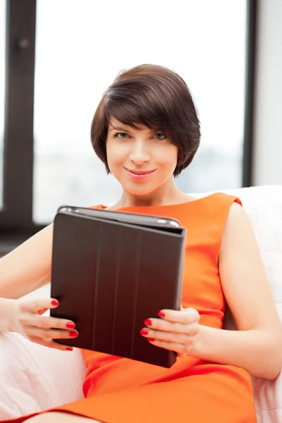 Ευτυχισμένη γυναίκα με τον υπολογιστή tablet pc — Φωτογραφία Αρχείου