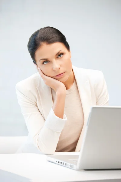 Mujer pensativa con ordenador portátil — Foto de Stock