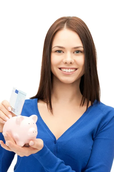 Mooie vrouw met piggy bank en geld — Stockfoto