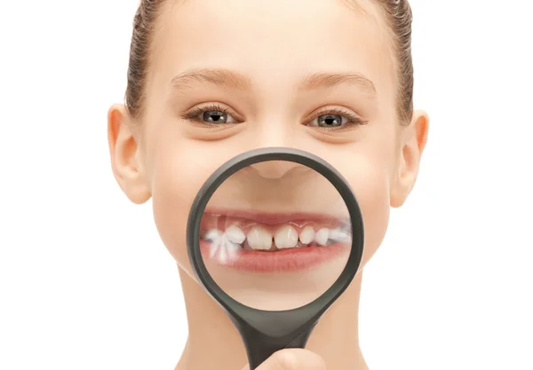 Tienermeisje met Vergrootglas tonen tanden — Stockfoto