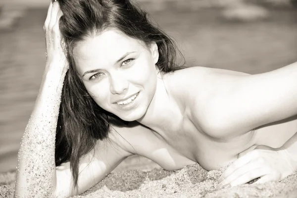 Όμορφη σέξι γυναίκα στην παραλία — Φωτογραφία Αρχείου