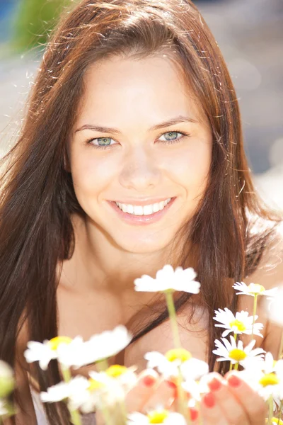 Vacker kvinna med blommor — Stockfoto