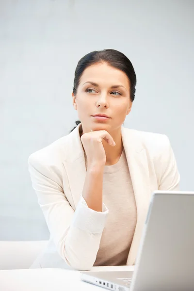 노트북 컴퓨터와 잠겨있는 여자 — 스톡 사진