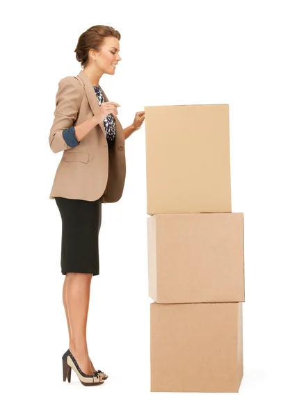 Приваблива бізнес-леді з великими коробками — стокове фото