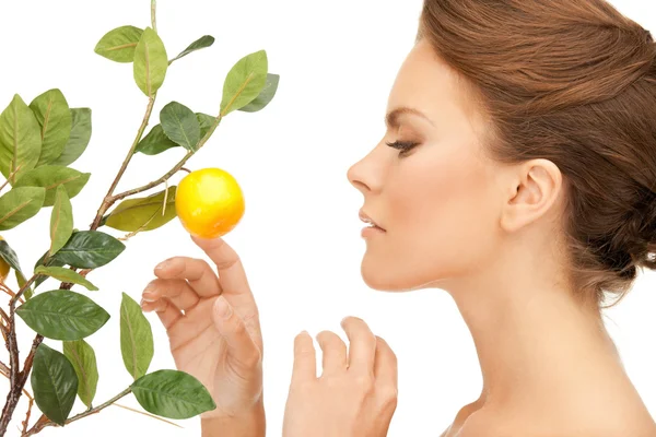 Прекрасна жінка з лимонною гілкою — стокове фото
