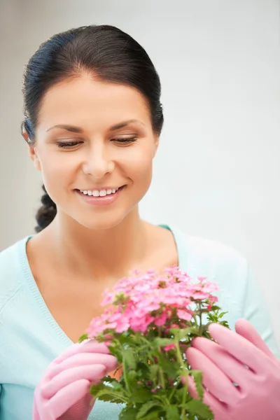 Encantadora ama de casa con flor — Foto de Stock