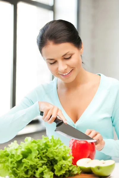 Güzel bir kadın mutfakta — Stok fotoğraf