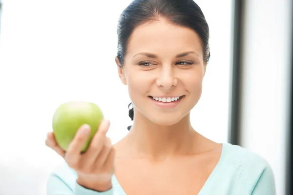 Прекрасная домохозяйка с зеленым яблоком — стоковое фото