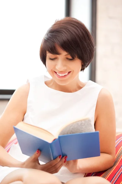 Glückliche und lächelnde Frau mit Buch — Stockfoto
