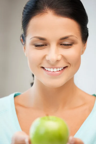 Prachtige huisvrouw met groene apple — Stockfoto